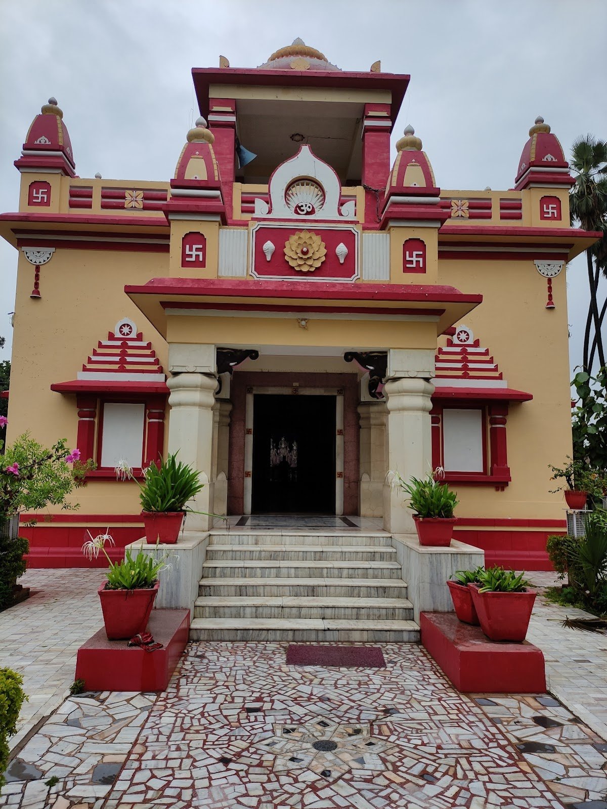 Birla Dharmshala Ayodhya temple entrance