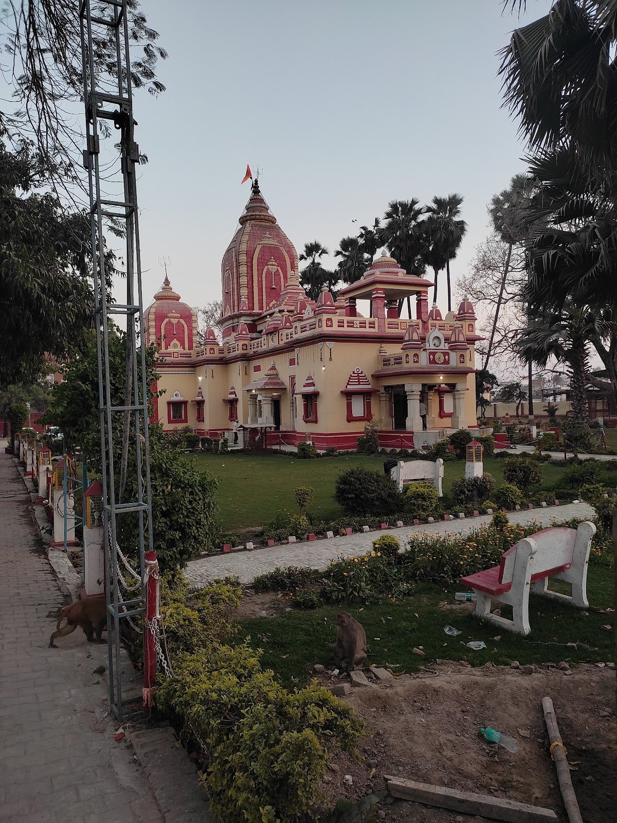 Birla Dharmshala Ayodhya temple garden